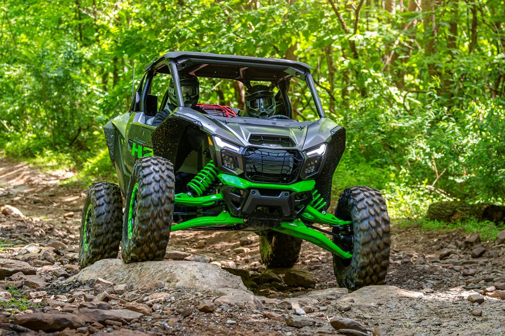 KECS+ continuously adjusts damping based on terrain and driver input.
